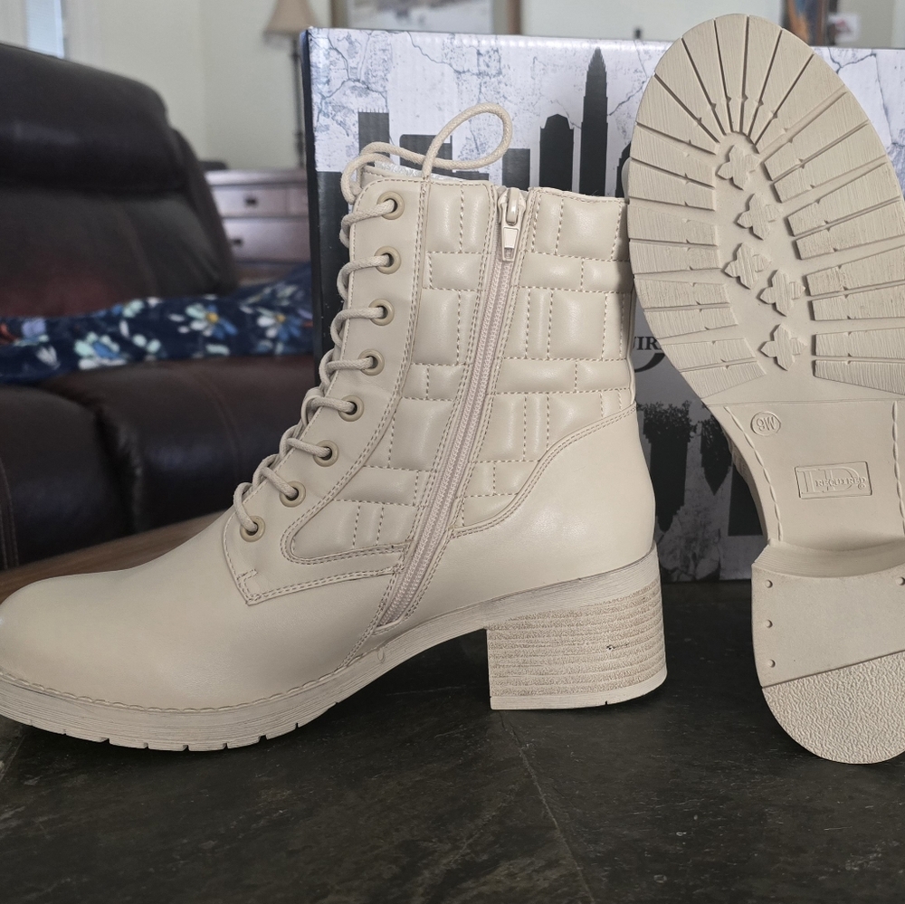 NEW Lace Up Boots Size 9W - ID Required